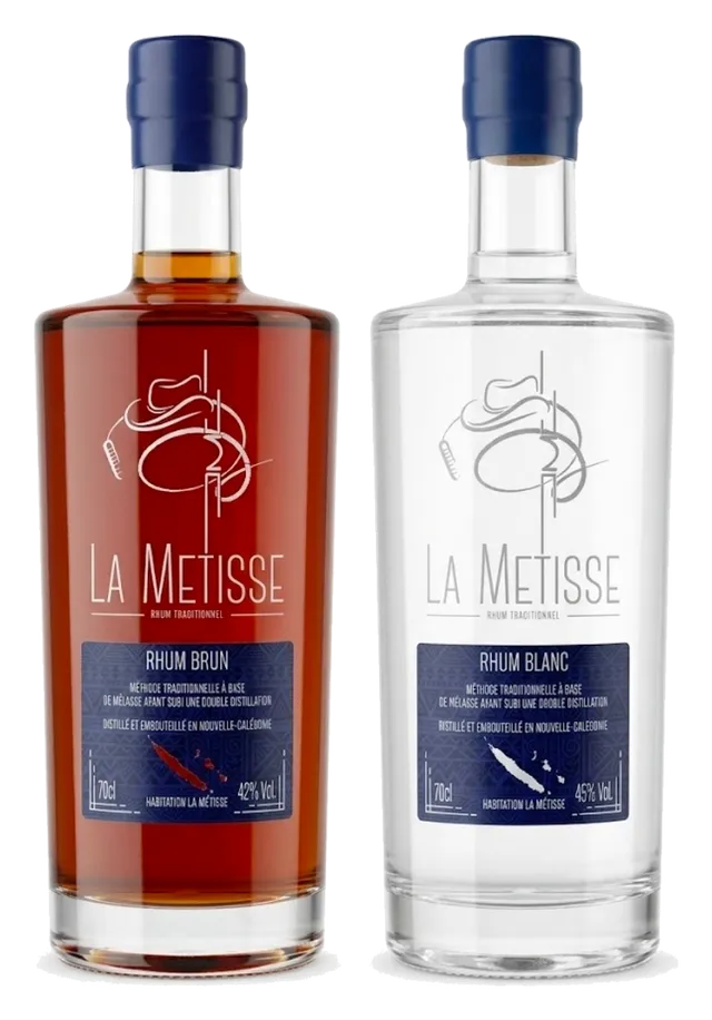 Les deux rhums La Métisse : rhum brun au cœur de gaïac torréfié (42 % vol.) et rhum blanc traditionnel (45 % vol.), 70 cl