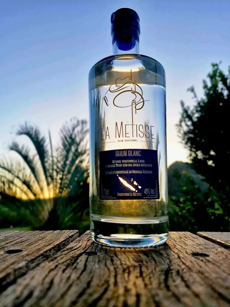 Rhum blanc La Métisse au coucher de soleil, Nouvelle-Calédonie