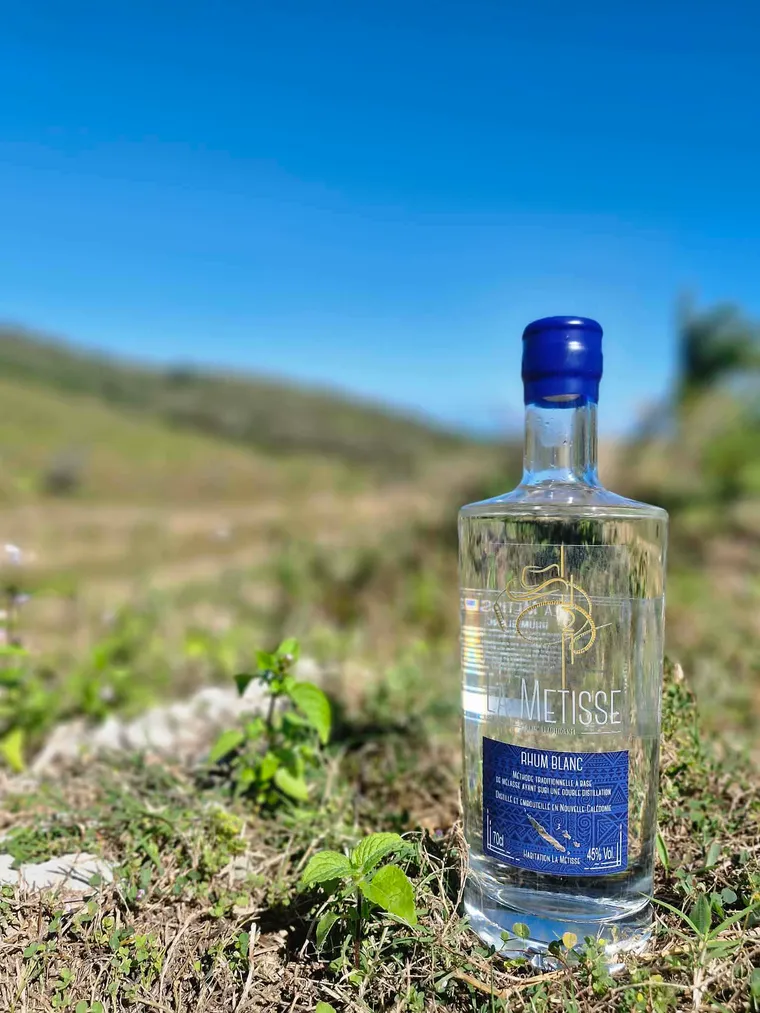Rhum blanc La Métisse dans la vallée de Moindou