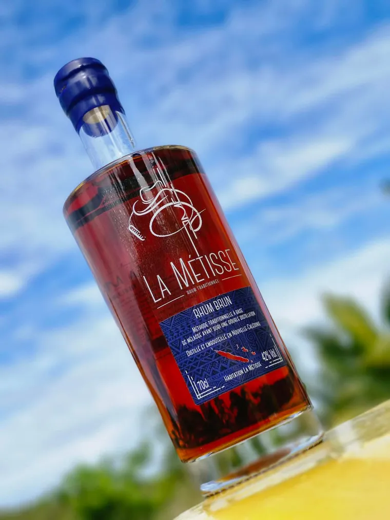 Rhum brun La Métisse, robe ambrée sous le ciel de Nouvelle-Calédonie