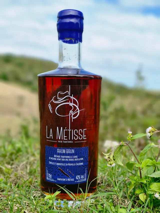Bouteille La Métisse rhum brun au cœur de gaïac torréfié, fleurs sauvages de Nouvelle-Calédonie