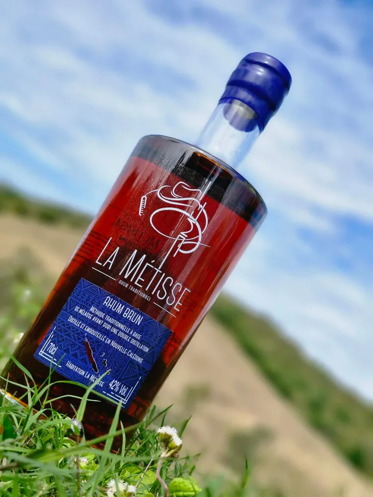 Reflets ambrés du rhum brun au cœur de gaïac torréfié La Métisse